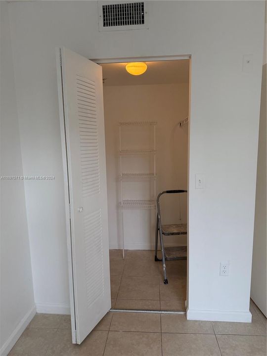 For Rent: $2,300 (2 beds, 2 baths, 966 Square Feet)