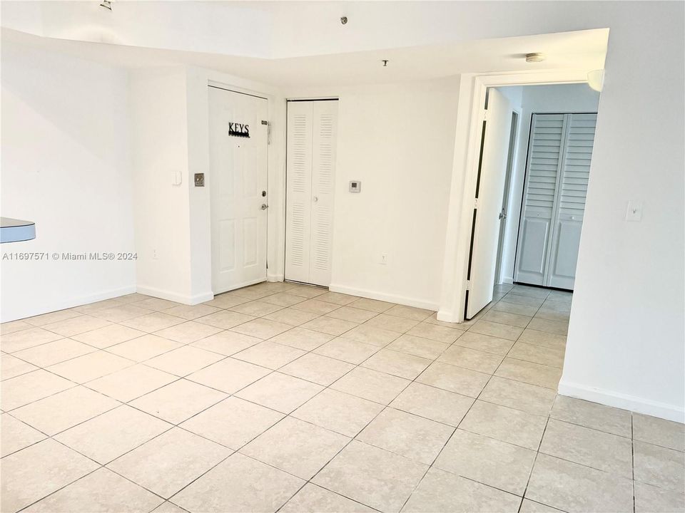 For Rent: $2,300 (2 beds, 2 baths, 966 Square Feet)