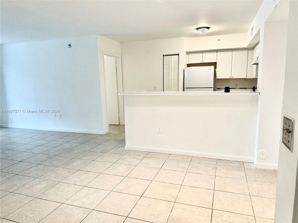 For Rent: $2,300 (2 beds, 2 baths, 966 Square Feet)