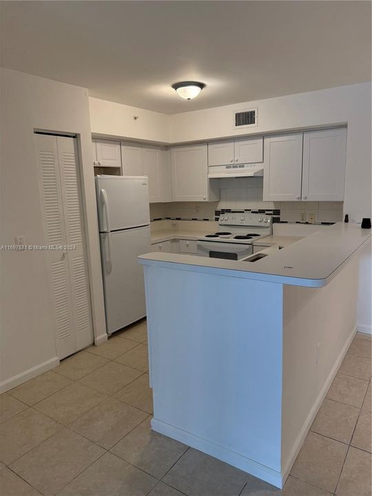 For Rent: $2,300 (2 beds, 2 baths, 966 Square Feet)