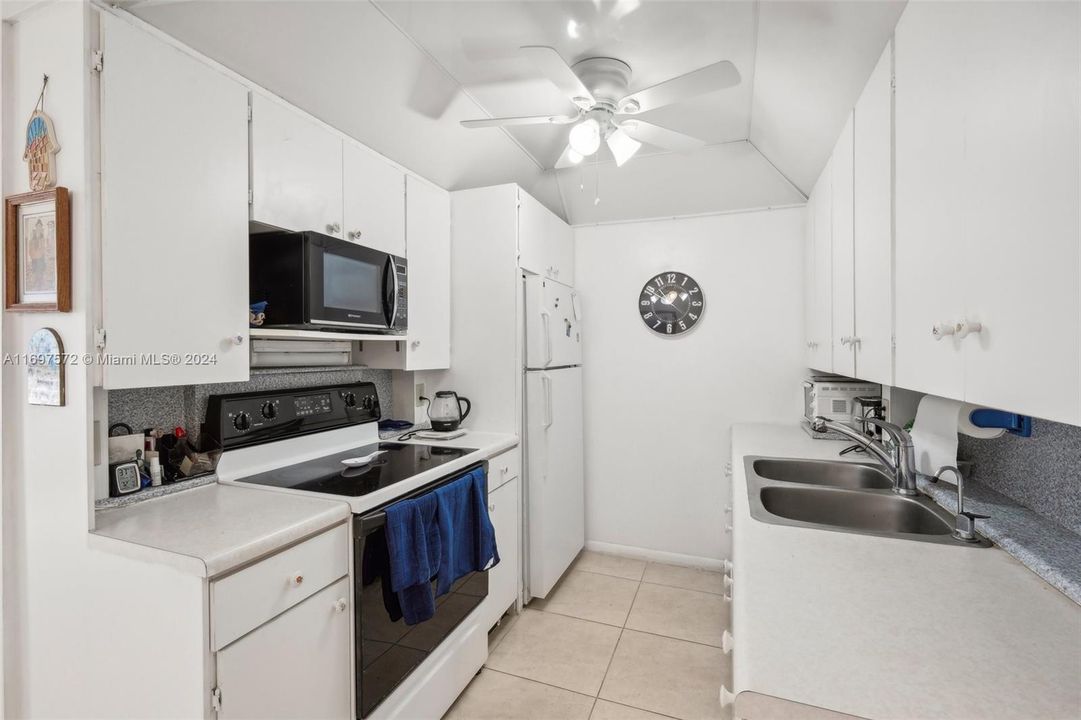 For Sale: $145,000 (1 beds, 1 baths, 738 Square Feet)