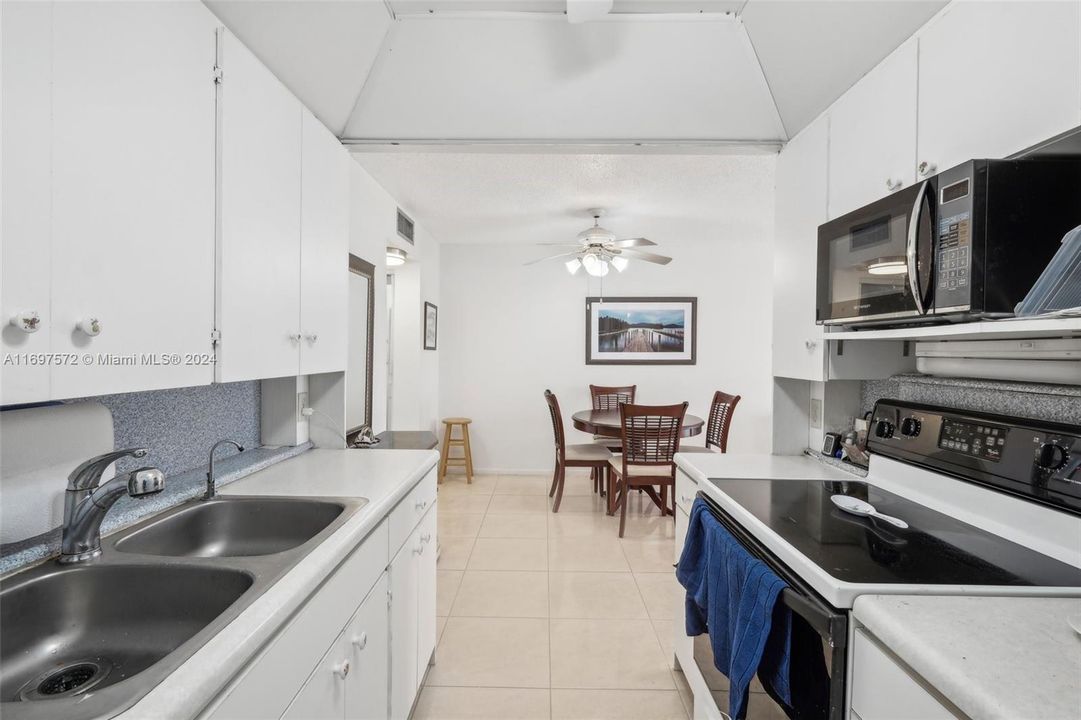 For Sale: $145,000 (1 beds, 1 baths, 738 Square Feet)