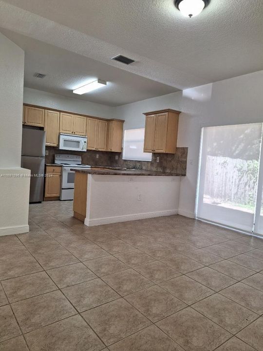 For Rent: $3,700 (4 beds, 2 baths, 1939 Square Feet)