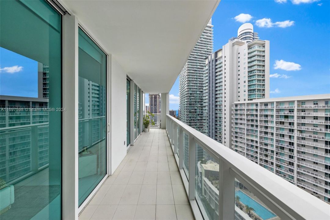 For Sale: $975,000 (2 beds, 2 baths, 1134 Square Feet)