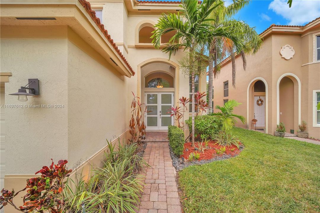 For Sale: $649,000 (5 beds, 3 baths, 2500 Square Feet)