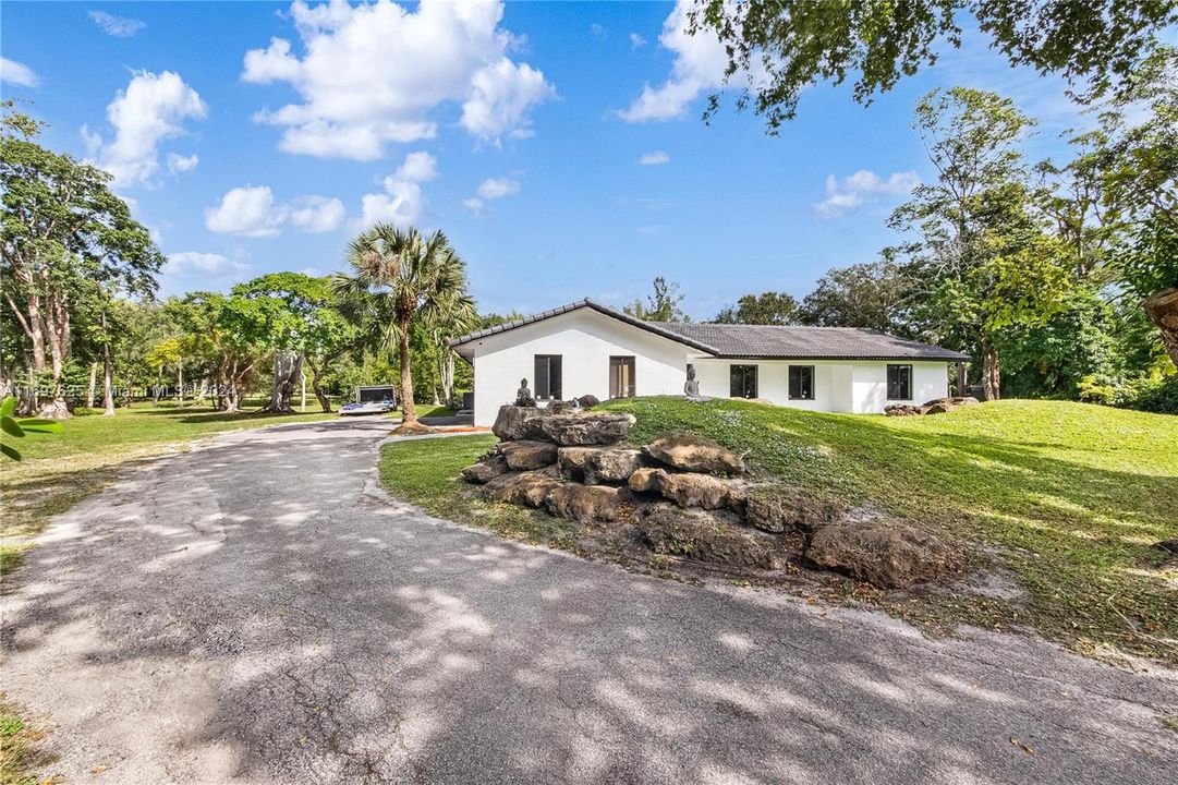 For Sale: $1,599,000 (4 beds, 2 baths, 2465 Square Feet)