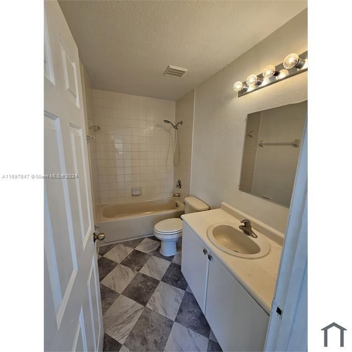 For Rent: $2,800 (4 beds, 3 baths, 1423 Square Feet)