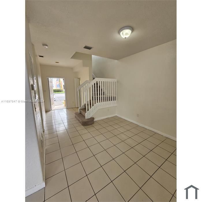 For Rent: $2,800 (4 beds, 3 baths, 1423 Square Feet)