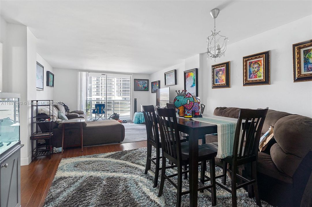 For Sale: $399,700 (1 beds, 1 baths, 960 Square Feet)