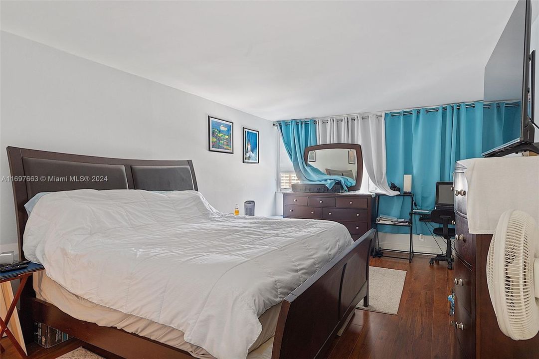 For Sale: $399,700 (1 beds, 1 baths, 960 Square Feet)