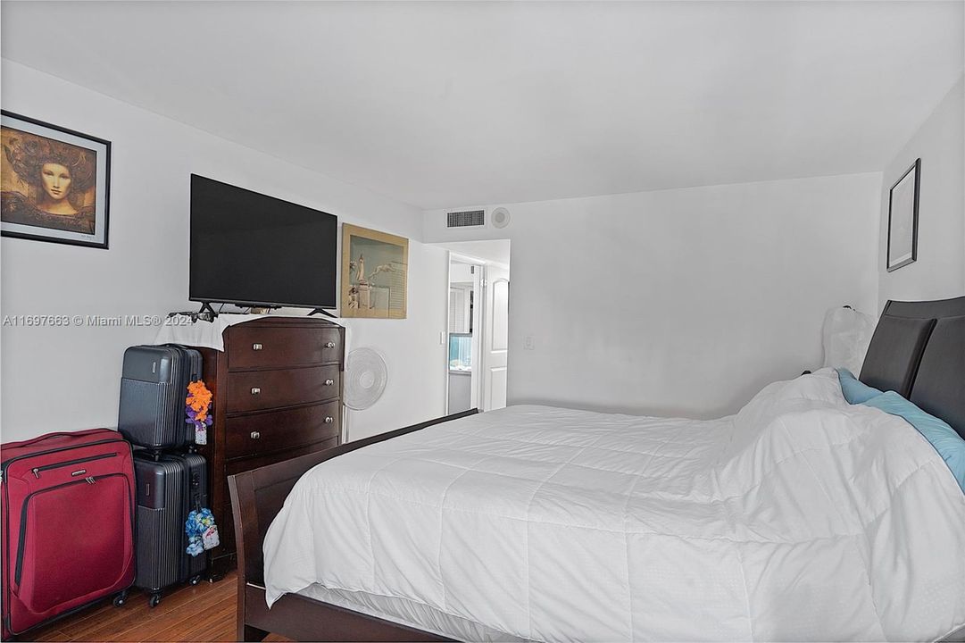 For Sale: $399,700 (1 beds, 1 baths, 960 Square Feet)