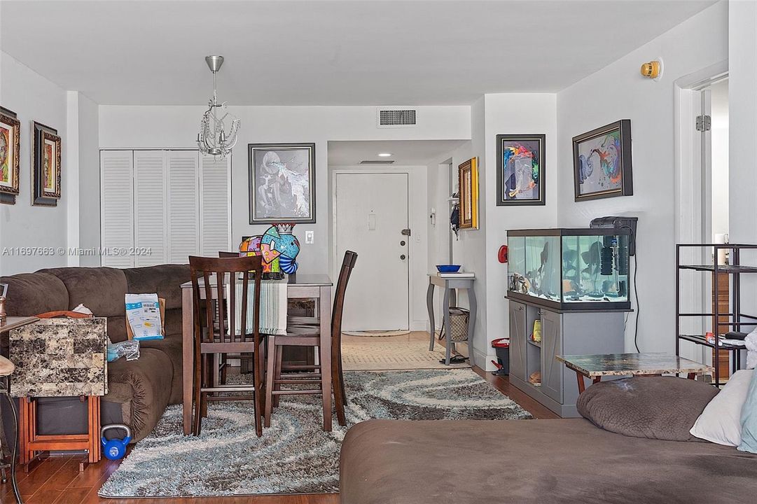 For Sale: $399,700 (1 beds, 1 baths, 960 Square Feet)