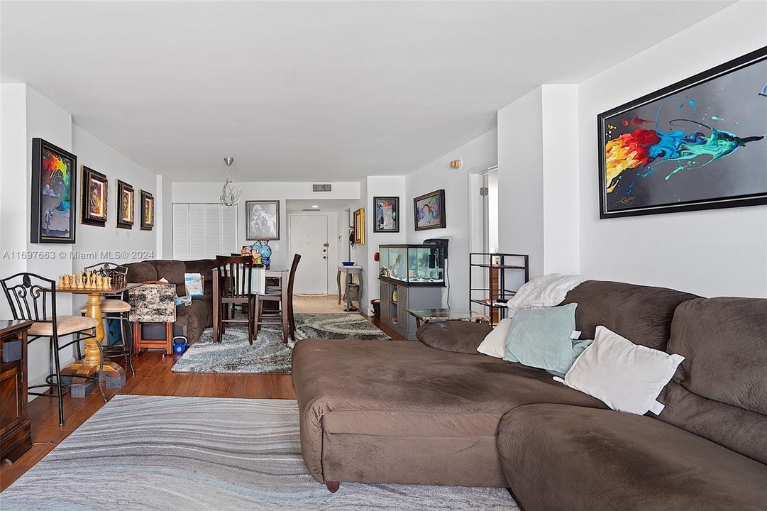 For Sale: $399,700 (1 beds, 1 baths, 960 Square Feet)