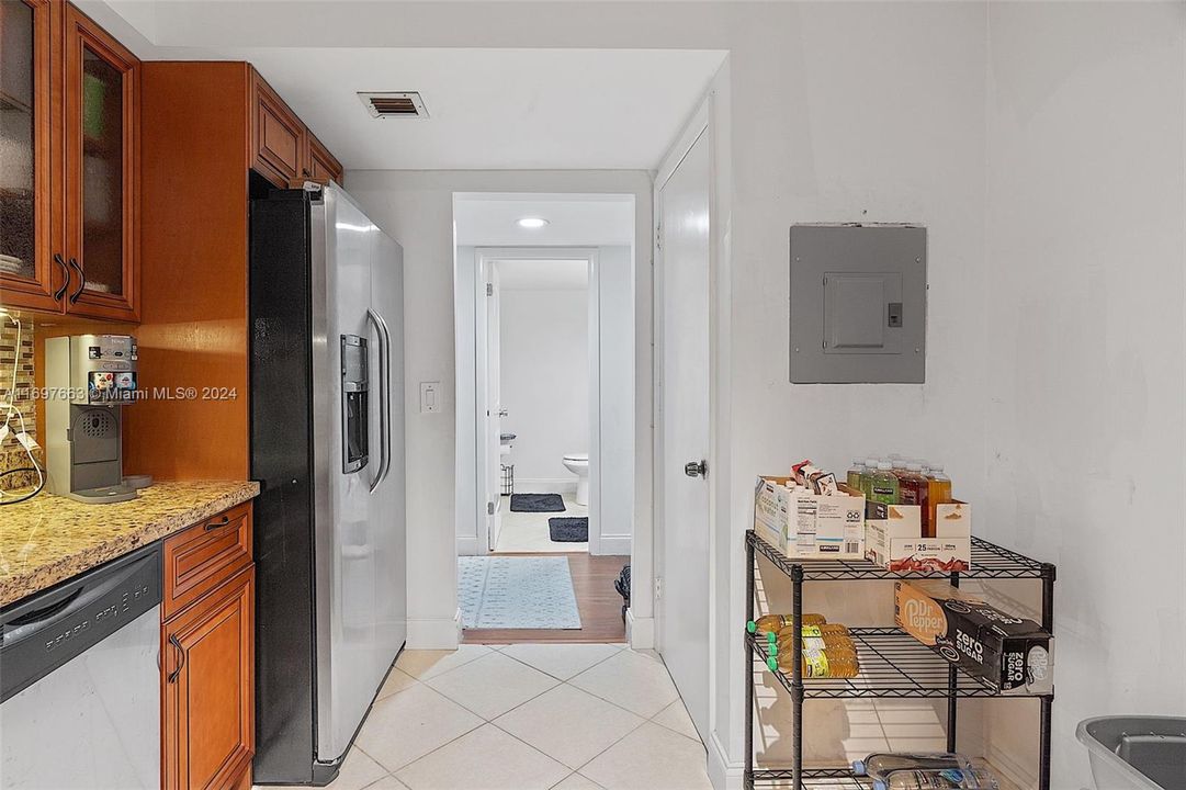 For Sale: $399,700 (1 beds, 1 baths, 960 Square Feet)