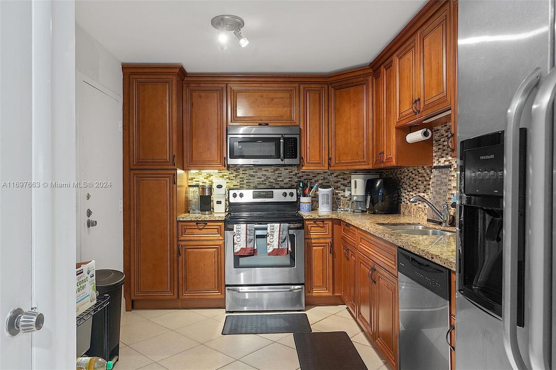 For Sale: $399,700 (1 beds, 1 baths, 960 Square Feet)