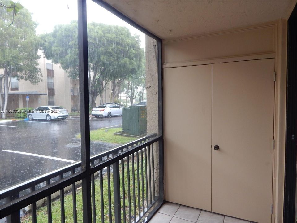 For Rent: $2,300 (2 beds, 2 baths, 906 Square Feet)