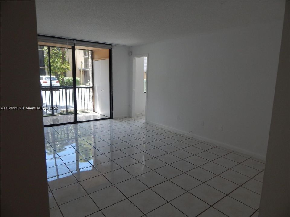 For Rent: $2,300 (2 beds, 2 baths, 906 Square Feet)