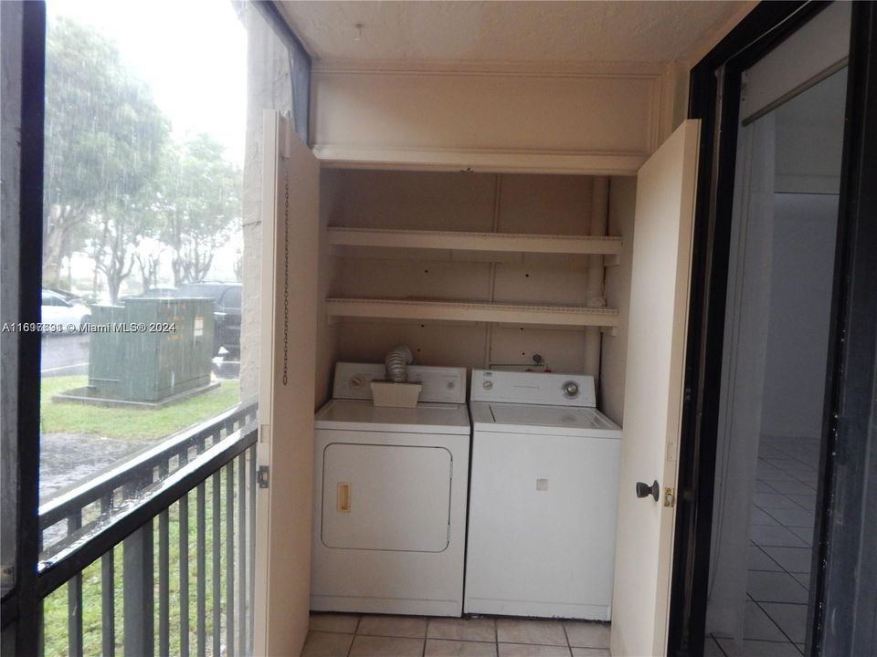 For Rent: $2,300 (2 beds, 2 baths, 906 Square Feet)