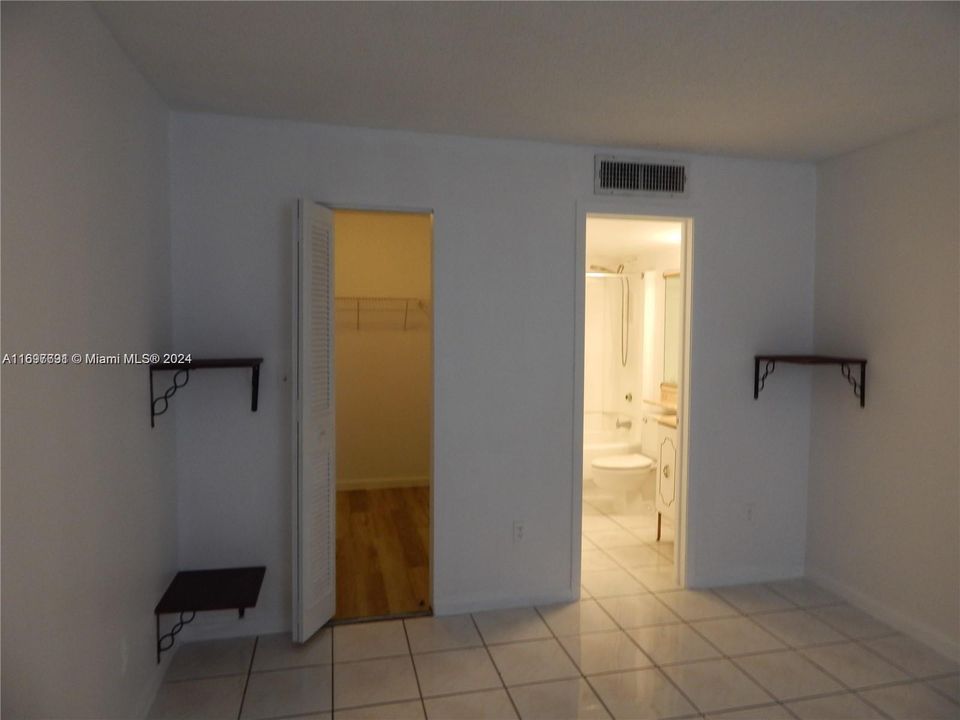 For Rent: $2,300 (2 beds, 2 baths, 906 Square Feet)