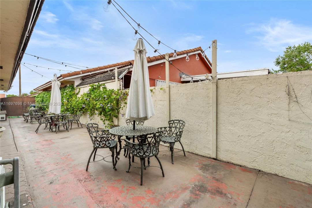 For Sale: $725,000 (4 beds, 3 baths, 1638 Square Feet)