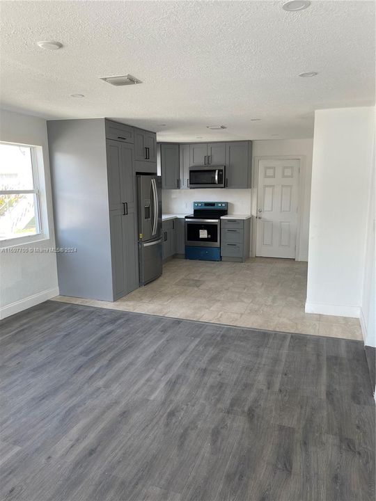 For Rent: $2,300 (2 beds, 1 baths, 870 Square Feet)