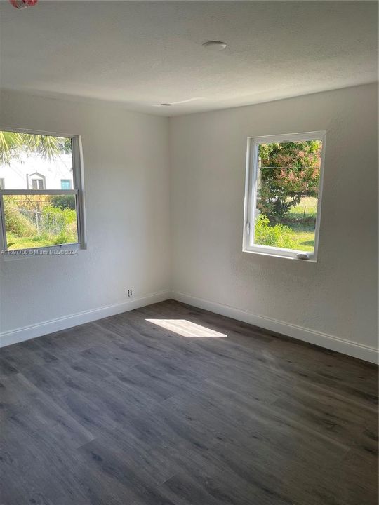 For Rent: $2,300 (2 beds, 1 baths, 870 Square Feet)