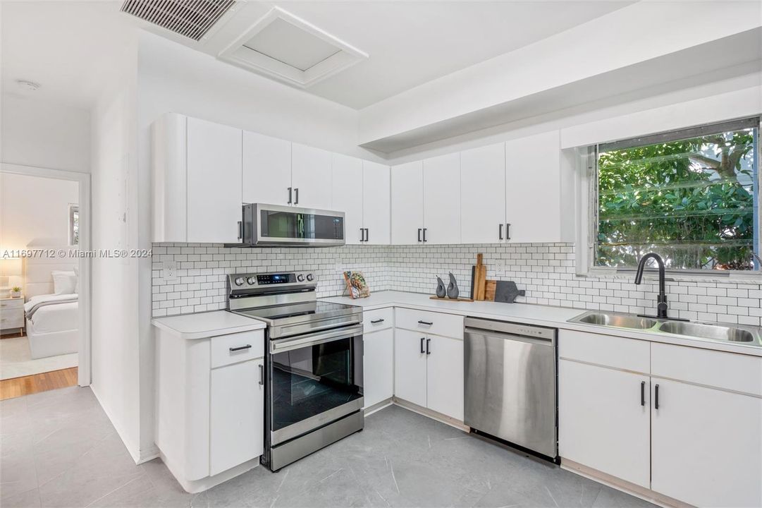 For Sale: $1,795,000 (3 beds, 2 baths, 1640 Square Feet)