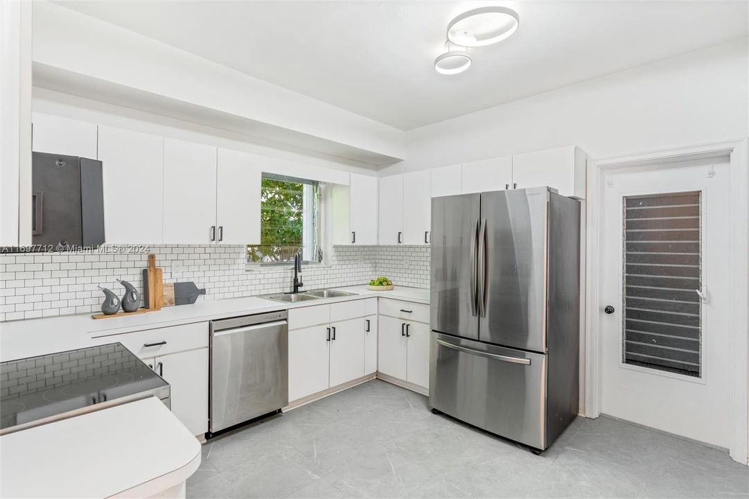 For Sale: $1,795,000 (3 beds, 2 baths, 1640 Square Feet)