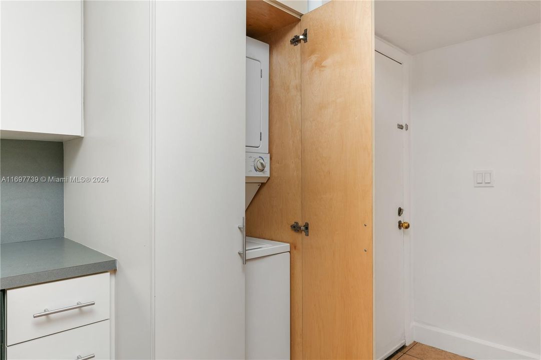 For Rent: $2,700 (2 beds, 2 baths, 1101 Square Feet)