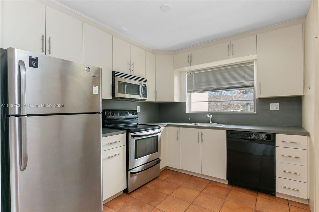 For Rent: $2,700 (2 beds, 2 baths, 1101 Square Feet)