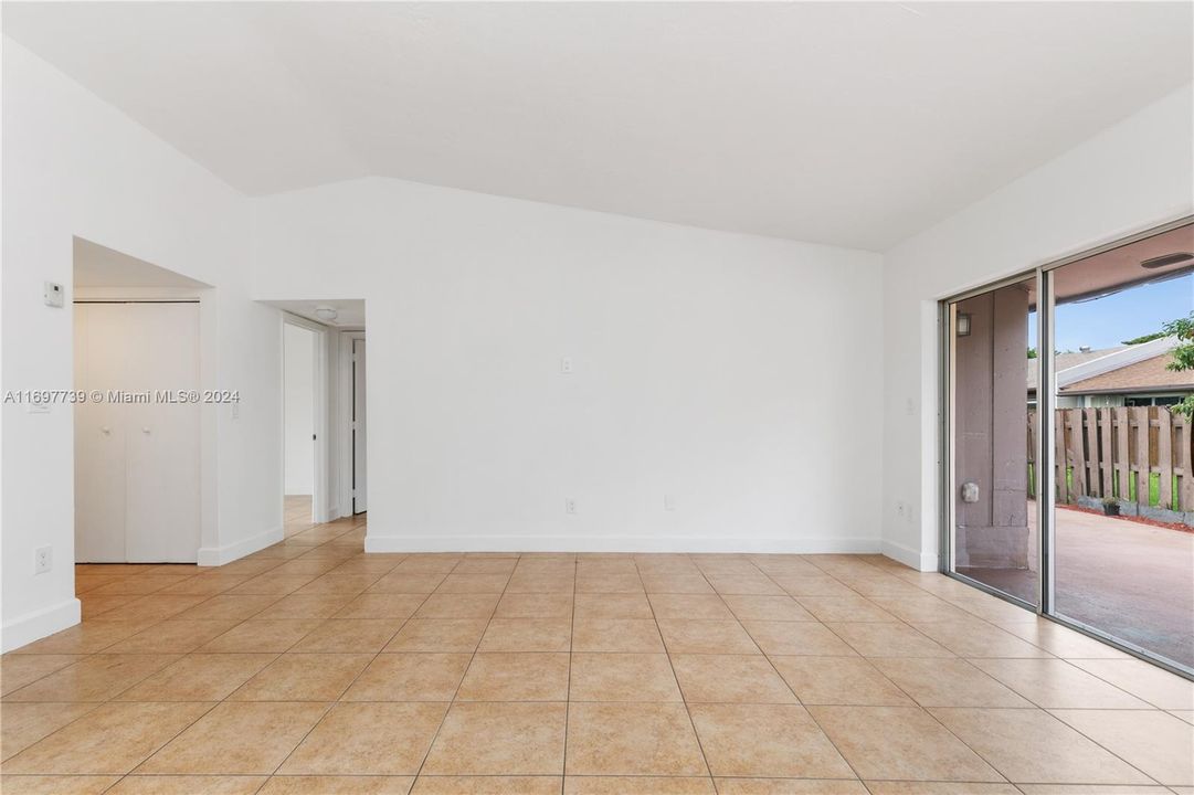 For Rent: $2,700 (2 beds, 2 baths, 1101 Square Feet)