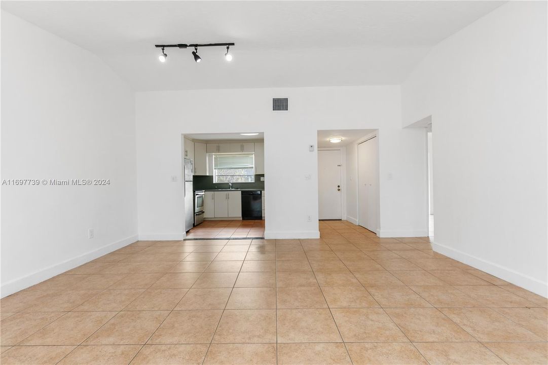 For Rent: $2,700 (2 beds, 2 baths, 1101 Square Feet)