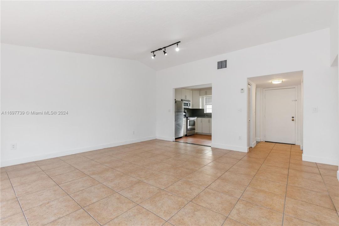 For Rent: $2,700 (2 beds, 2 baths, 1101 Square Feet)