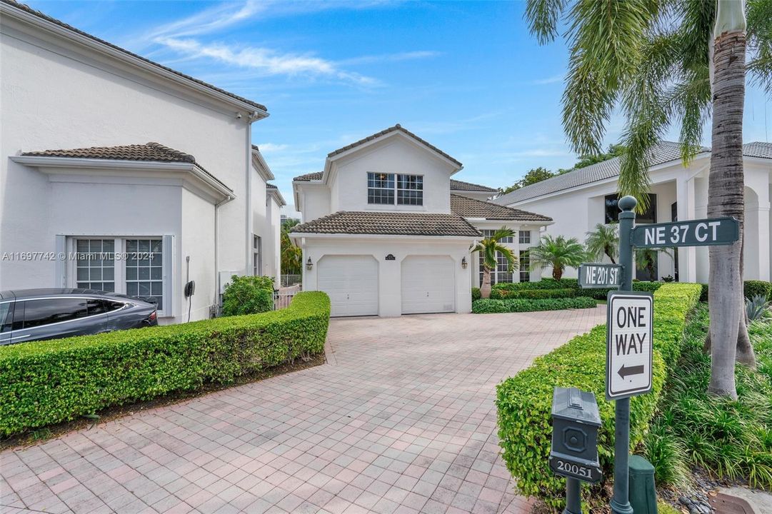 For Sale: $2,500,000 (4 beds, 3 baths, 2582 Square Feet)