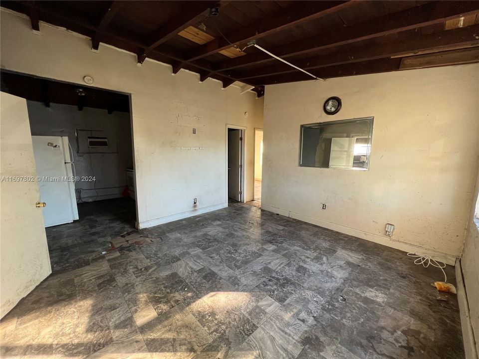 For Sale: $290,000 (3 beds, 1 baths, 865 Square Feet)