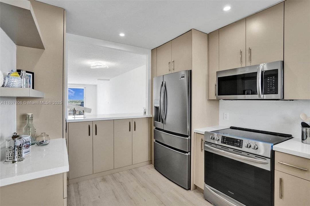 facing breakfast/cocktail bar