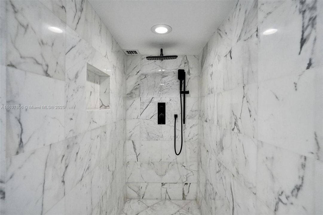 最近售出: $889,000 (2 贝兹, 2 浴室, 1330 平方英尺)