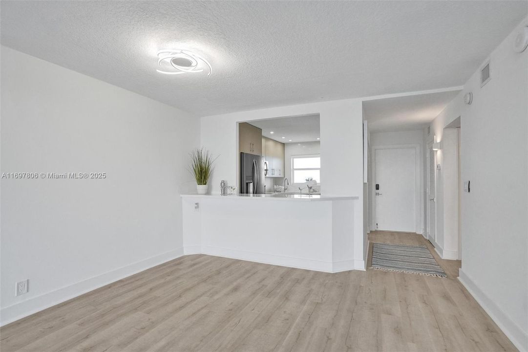 最近售出: $889,000 (2 贝兹, 2 浴室, 1330 平方英尺)