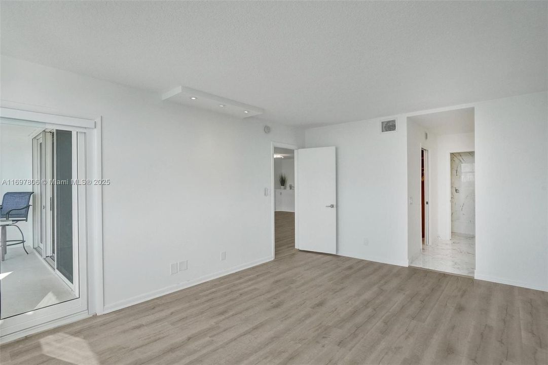 最近售出: $889,000 (2 贝兹, 2 浴室, 1330 平方英尺)