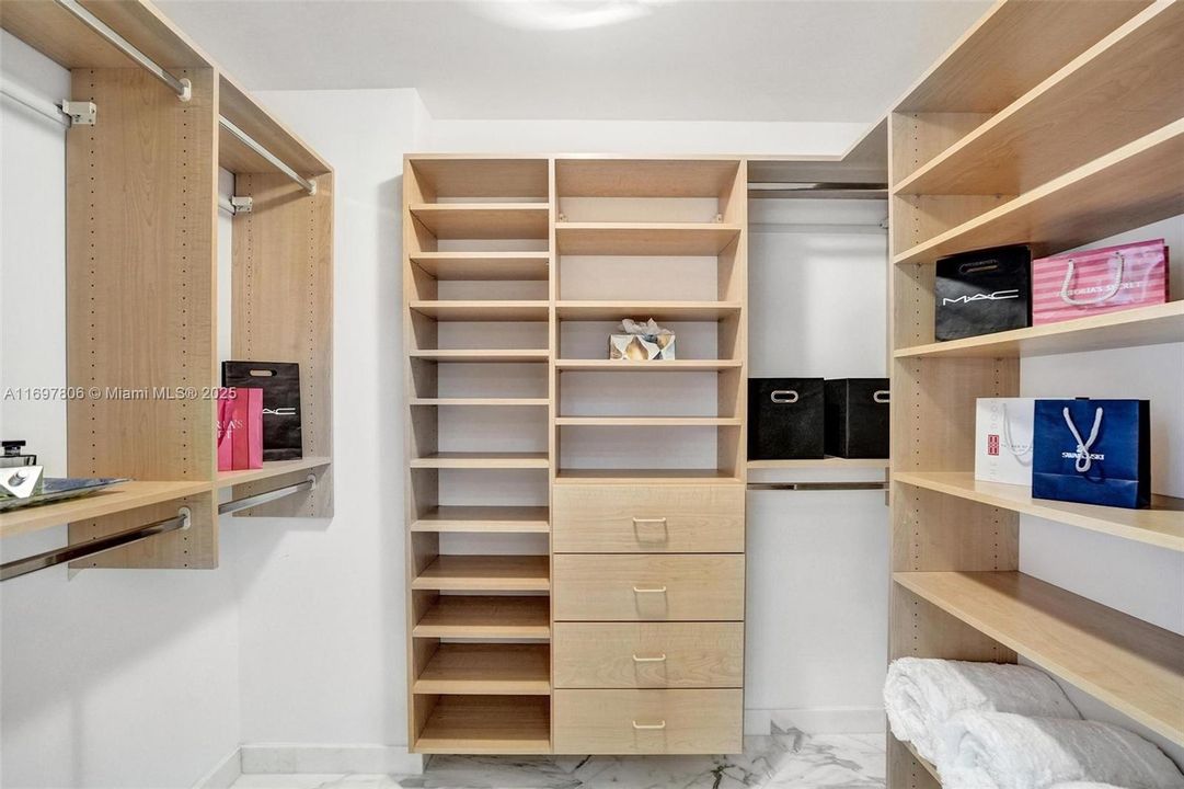 最近售出: $889,000 (2 贝兹, 2 浴室, 1330 平方英尺)