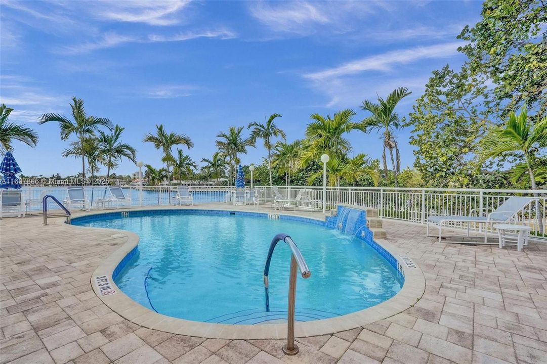 最近售出: $889,000 (2 贝兹, 2 浴室, 1330 平方英尺)