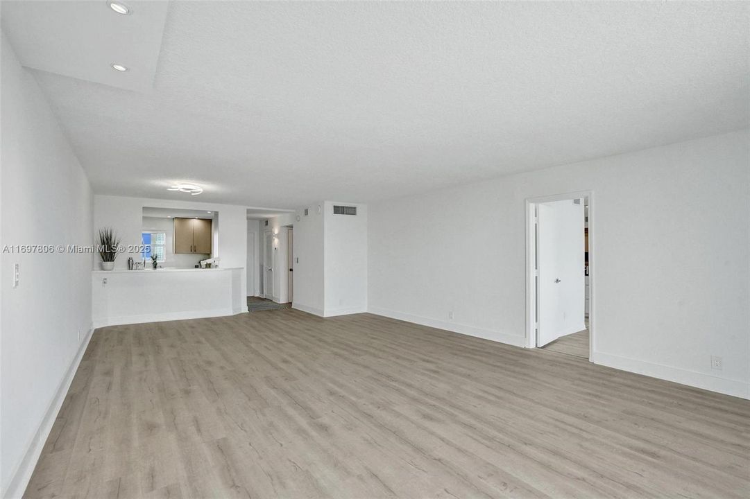 最近售出: $889,000 (2 贝兹, 2 浴室, 1330 平方英尺)