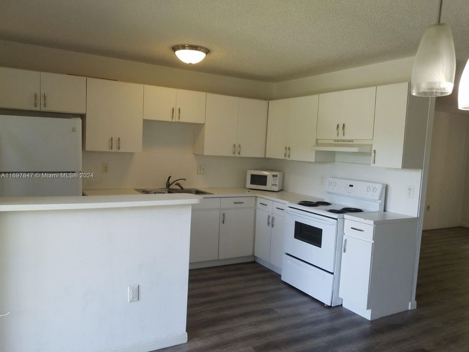 For Rent: $2,200 (2 beds, 2 baths, 940 Square Feet)