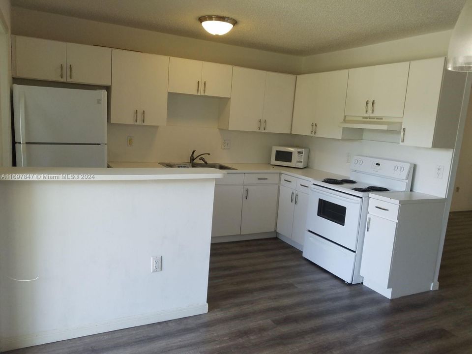 For Rent: $2,200 (2 beds, 2 baths, 940 Square Feet)