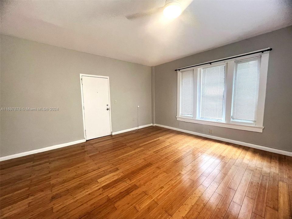 For Rent: $1,700 (0 beds, 1 baths, 442 Square Feet)