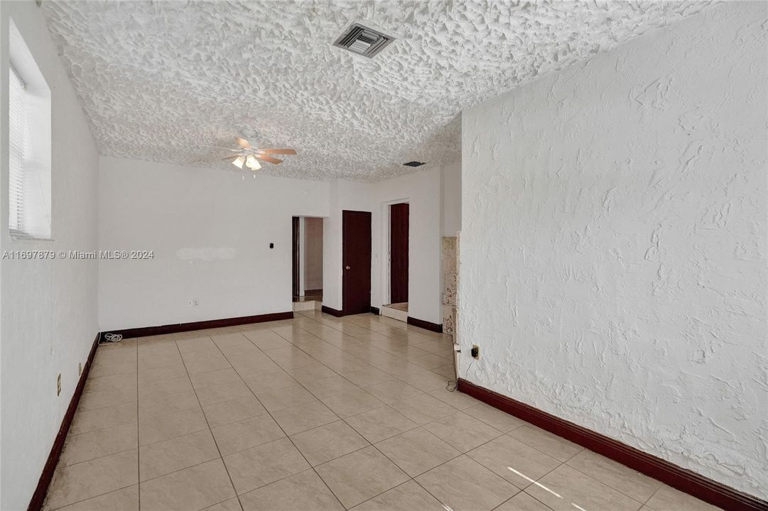 Activo con contrato: $509,900 (5 camas, 4 baños, 2346 Pies cuadrados)