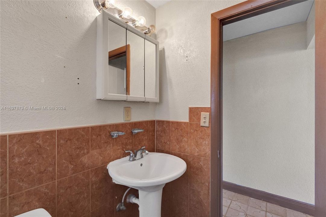 Activo con contrato: $509,900 (5 camas, 4 baños, 2346 Pies cuadrados)