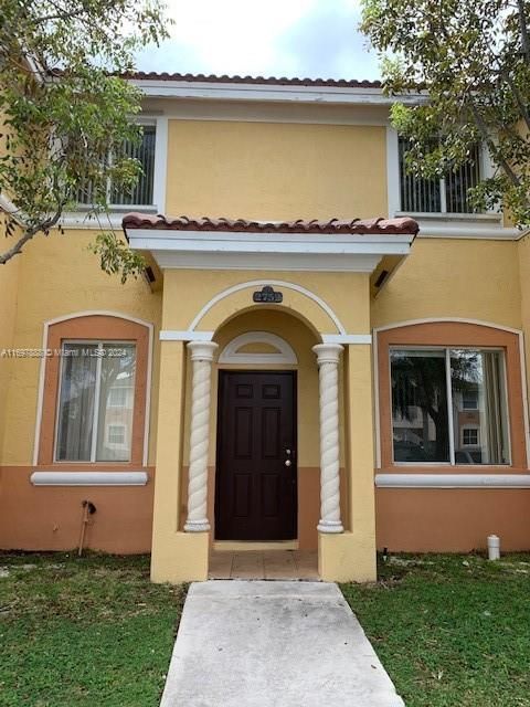 For Rent: $2,100 (3 beds, 2 baths, 1302 Square Feet)