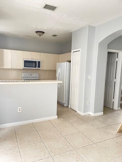 For Rent: $2,100 (3 beds, 2 baths, 1302 Square Feet)