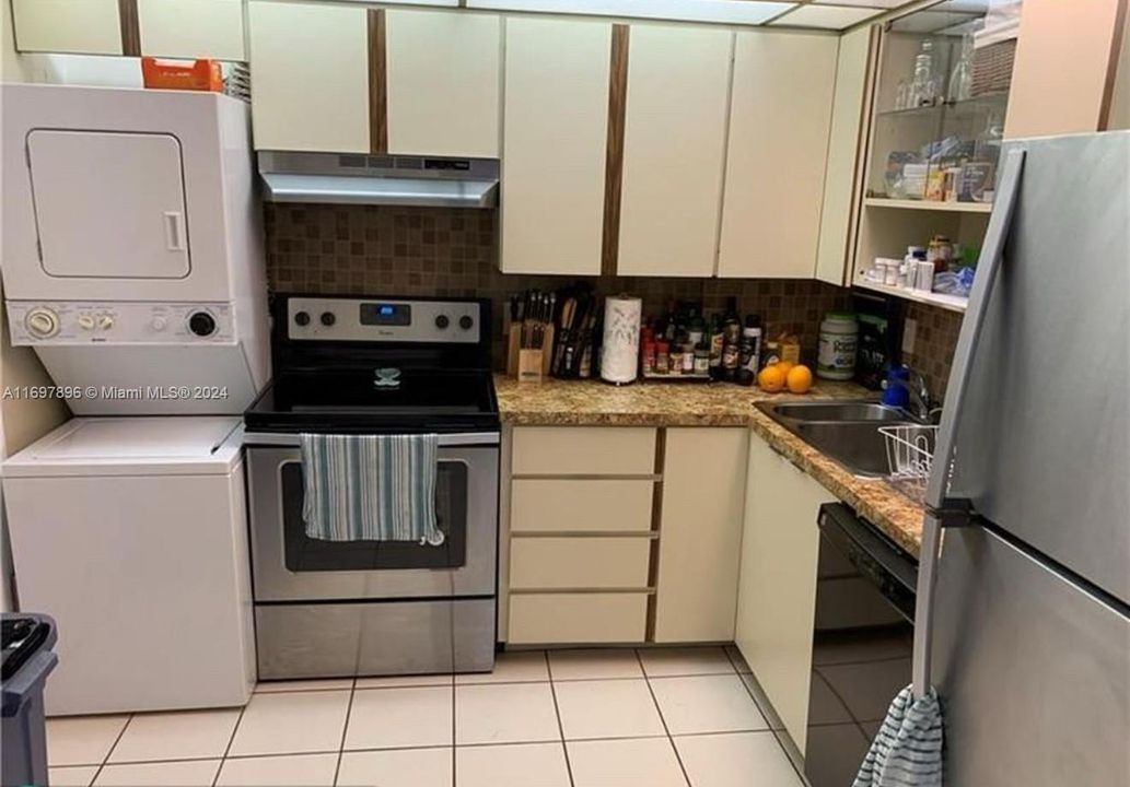 For Rent: $3,000 (2 beds, 2 baths, 1160 Square Feet)